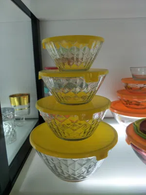 Стеклянная чаша «Сделано в Китае» с крышкой. Стеклянная чаша в консервации.